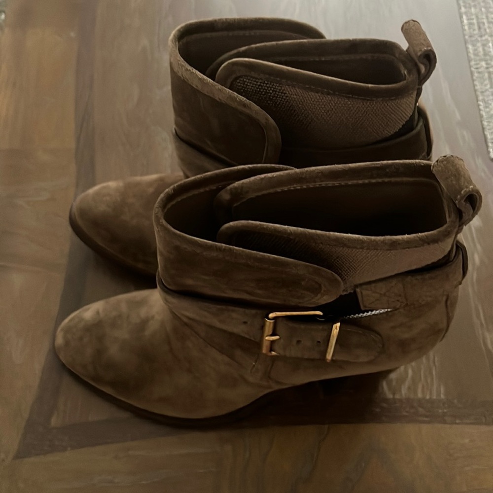 Burberry suede boots